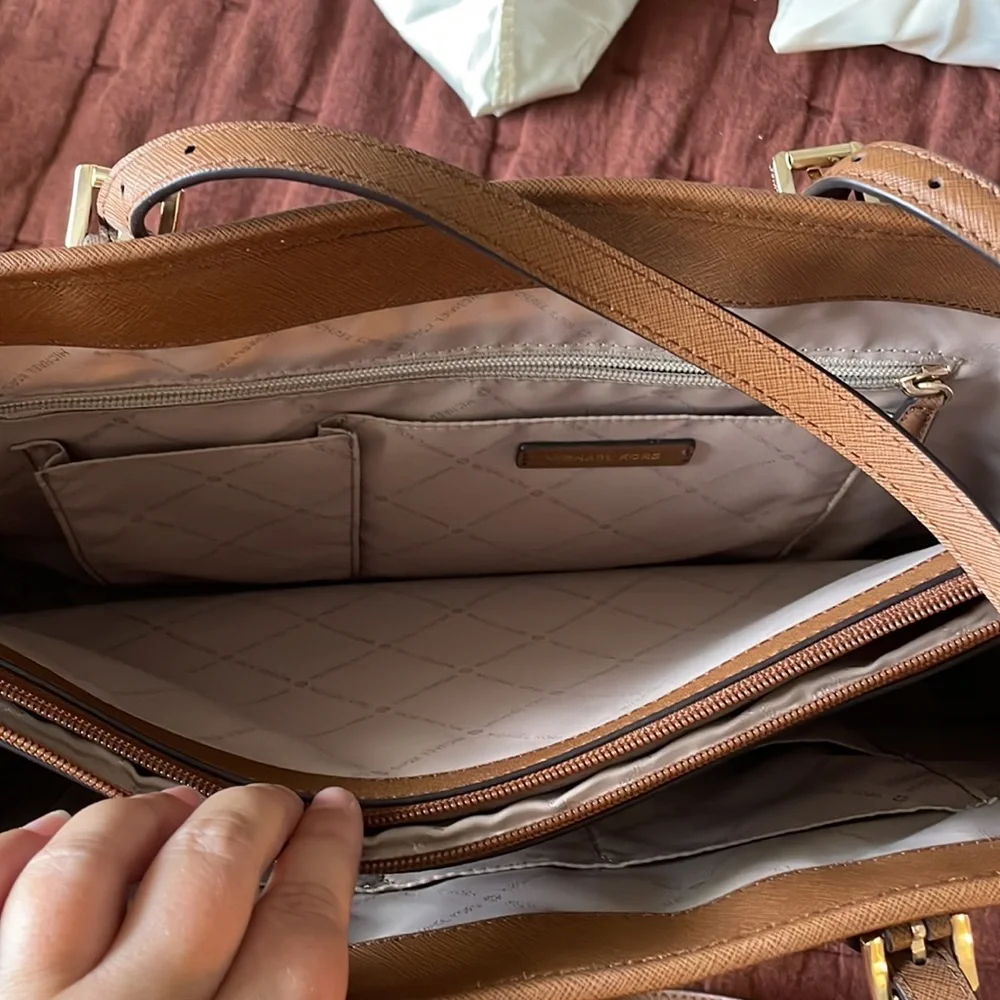Micheal Kors new with tags jet set travel luggage. Large carry all tote. - Picture 4 of 7
